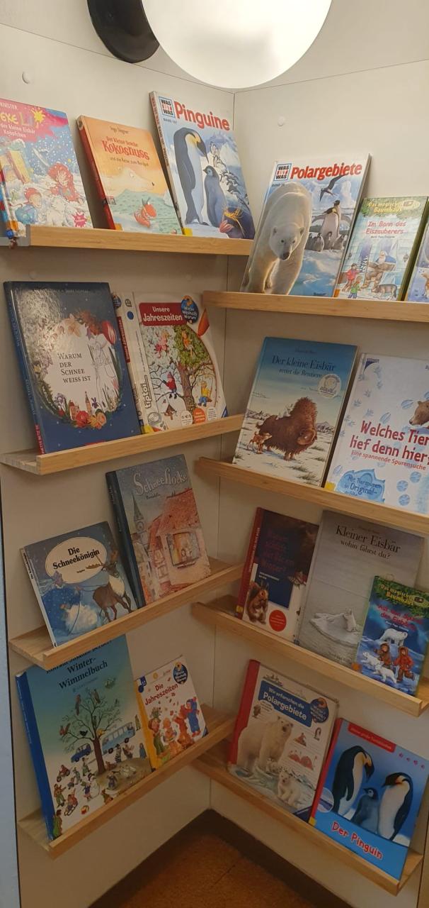 Bücherregal mit Kinderbüchern zum Thema Winter