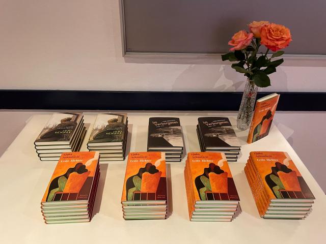 Büchertisch mit Büchern von Ljuba Arnautovic