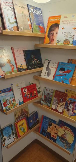 Eckregal mit Büchern zum Thema Gedichte