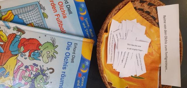 Olchi Buch und Papierschnipsel mit Reimen