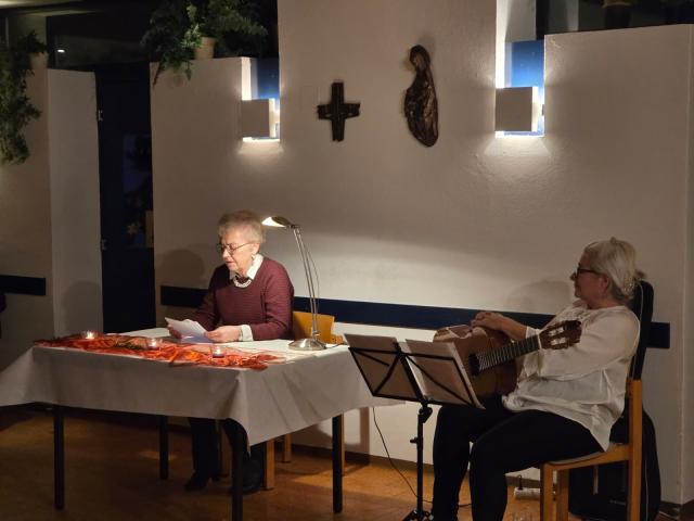 Vorleserin und zuhörende Person