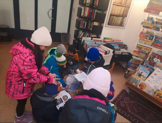 Gruppe von Kindern sieht sich Bücher an