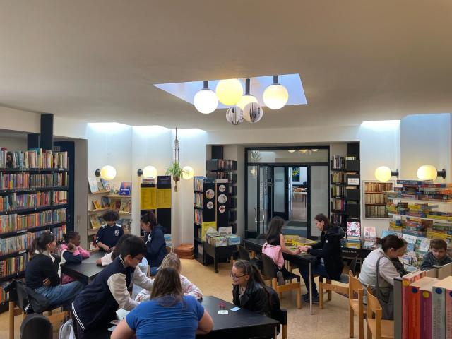 Bücherei, viele Besucher an Spieltischen