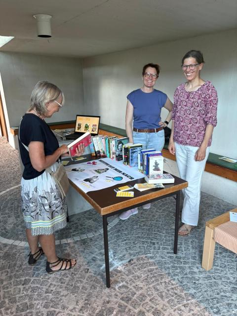Mitarbeiterinnen und Besucherin des Standes bei der Langen Nacht der Kirchen 2026
