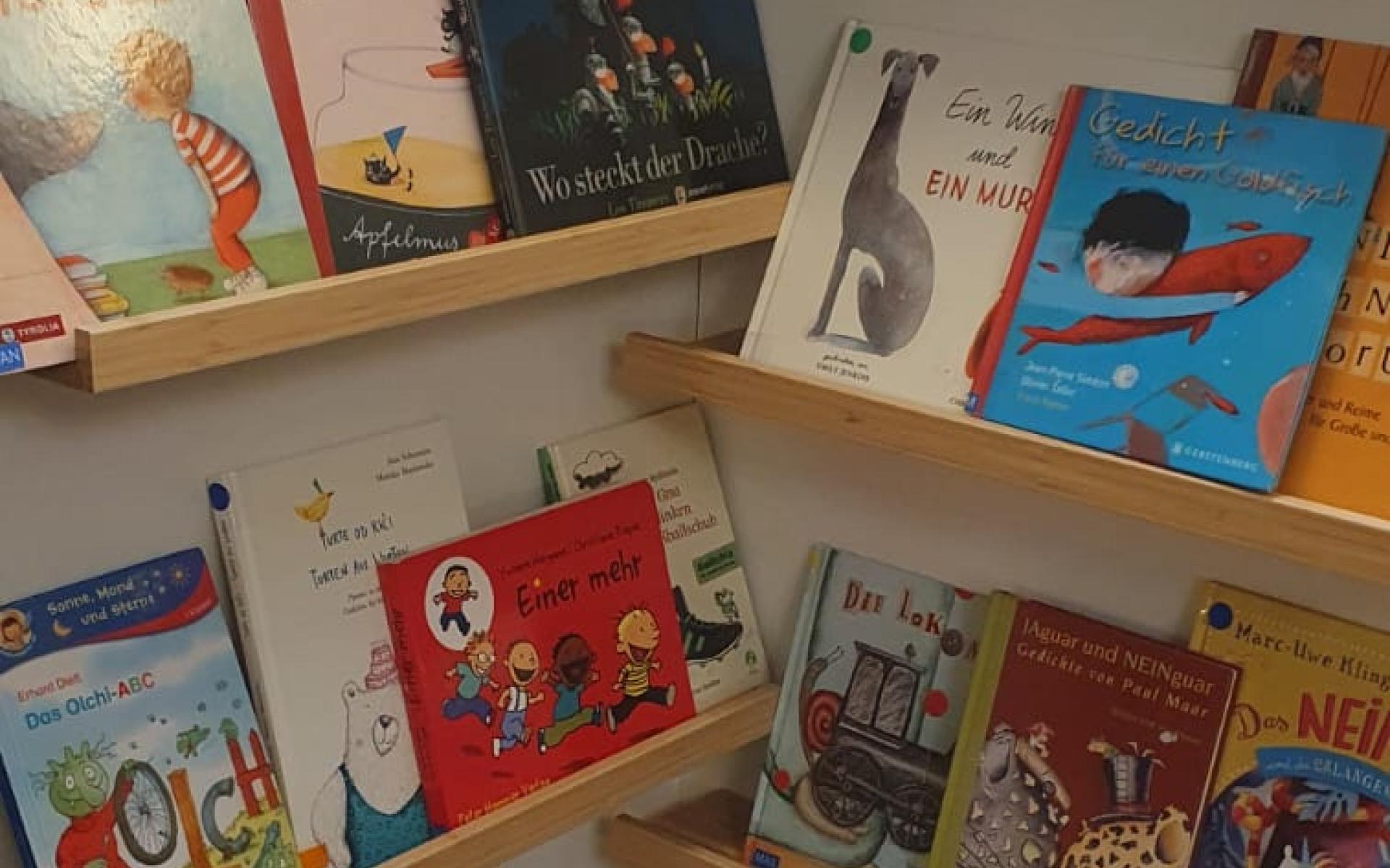 Eckregal mit Büchern zum Thema Gedichte