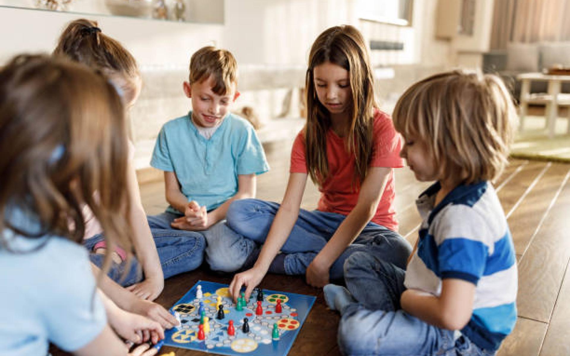 Kinder spielen ein Brettspiel