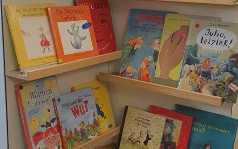 Foto Eckregal in der Bücherei mit Büchern zum Schwerpunktthema 