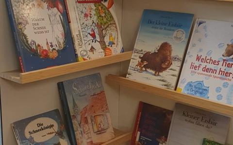 Bücherregal mit Kinderbüchern zum Thema Winter